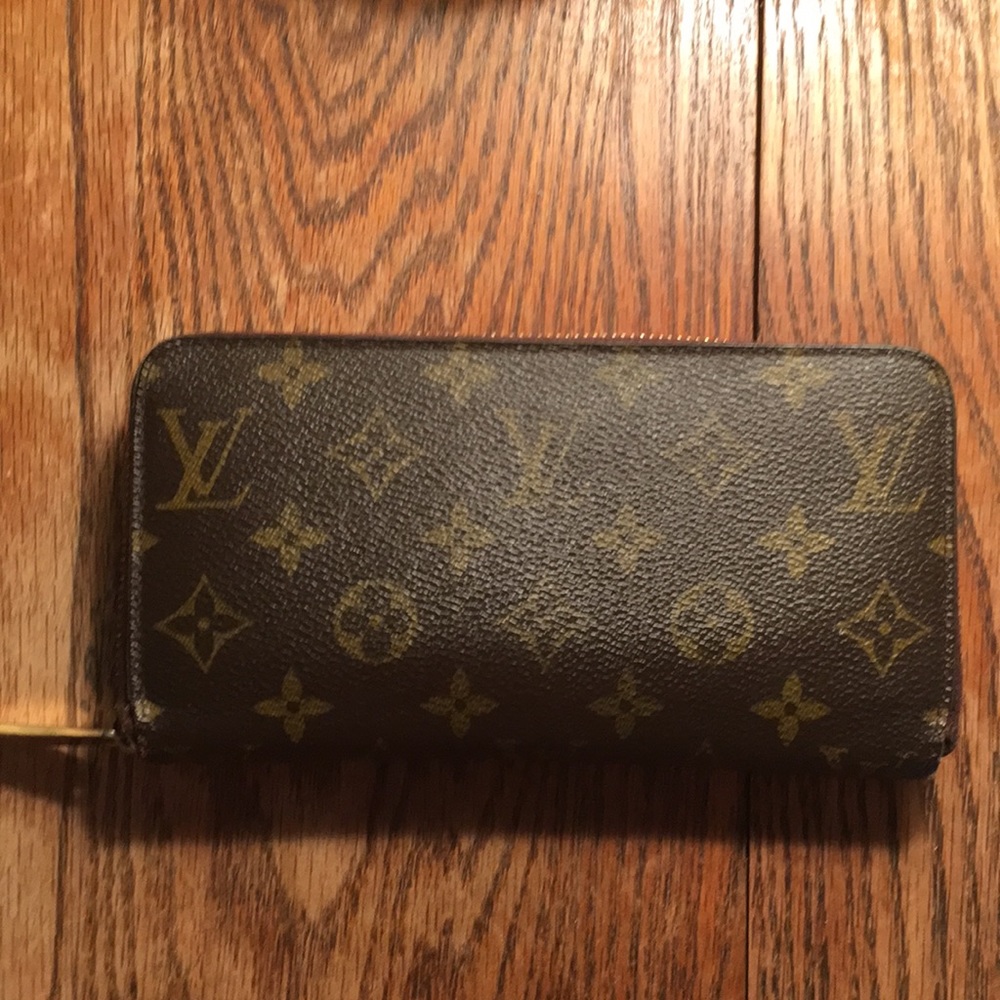 Louis Vuitton Zippy Wallet in Monogram Canvas